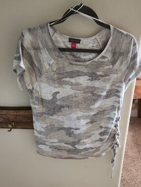 Vince Camuto Gray & Cream Camo Short Sleeve Top with Side Tie